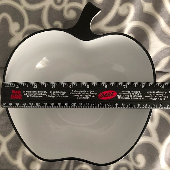 Torre & TAGUS Apple shaped  white bowl with black trim. - Picture 3 of 9